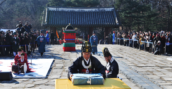 １００余年前に日本が略奪して行った朝鮮王室図書の帰還を知らせる「告由祭」が、文化財庁の主管で１３日、ソウル宗廟で開かれた。