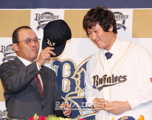 岡田彰布オリックス監督と李大浩（イ・デホ）