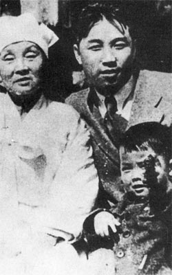 金正日総書記（右）が５歳の頃の写真。曾祖母の李宝益（イ・ボイク）と金日成主席とともに。