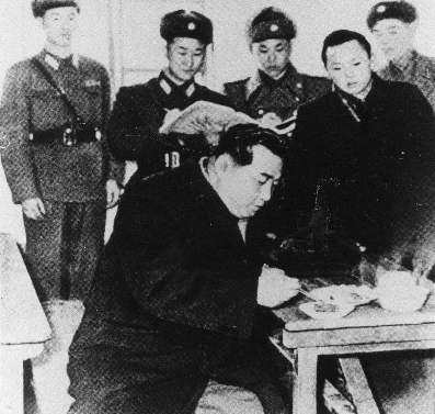 金日成総合大学時代、金日成主席を前に（金正日は後方右）。