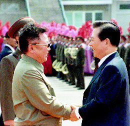 ２０００年６月１３日、金大中（キム・デジュン）大統領とあいさつを交わしている。