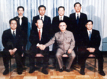 ２０００年６月、平壌を訪問した鄭周永（チョン・ジュヨン）現代建設名誉会長（下段左から２番目）とともに。