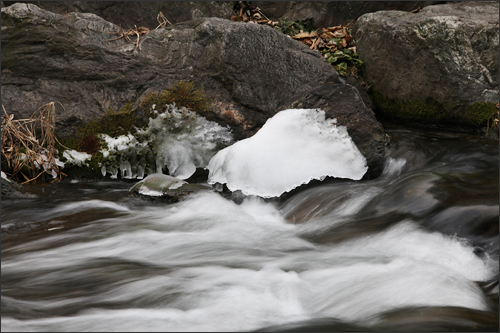 氷点下の寒い日が続いているソウル。ソウルの中心部を流れる清渓川（チョンゲチョン）では、河川の水が凍り、氷柱や氷の岩を所々で見かけることができます。 