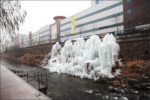 東大門（トンデムン）の新平和ファッションタウン前には、高さ５ｍの氷のオブジェが登場。５つの氷塔は、今夏の暴雨の水害で枯れてしまった木を利用して作られました。夜はライトアップされ、幻想的な雰囲気に。