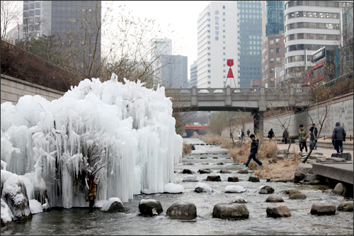 鍾路（チョンノ）エリアの三一橋（サミルギョ）と長通橋（チャントンギョ）の間には、噴水を利用した氷のオブジェを作成。大きな氷柱が人々の目を引き、より一層寒さを実感させられます。