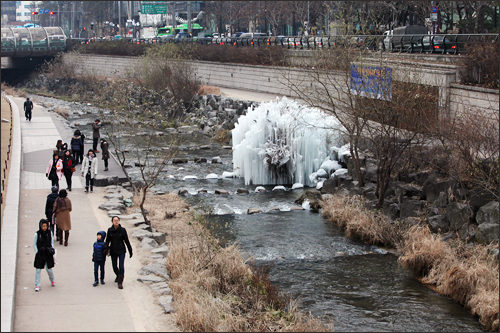 年末年始にかけても、氷点下の気温が続くと予想されています。しっかり防寒対策をし、冬の清渓川を散策してみてはいかがでしょうか。 