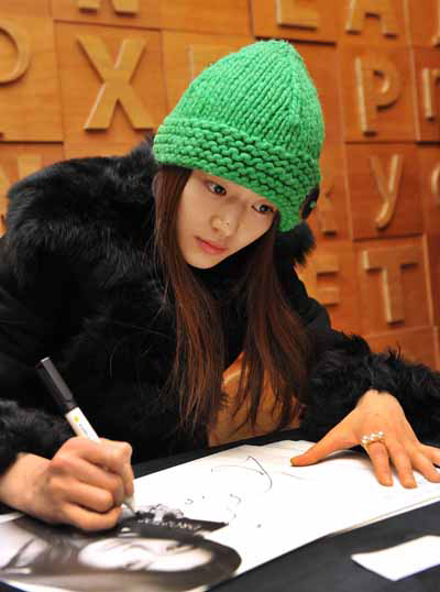 ３０日、釜山（プサン）で開かれたコーヒーブランド「ドロップトップ」のファンサイン会に登場した女優チョン・ジヒョン（写真＝ピーアールワン提供）。