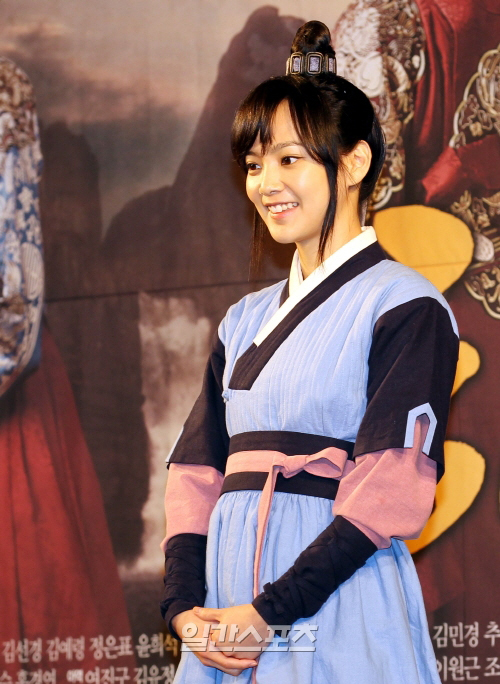 ２日、ＭＢＣ（文化放送）の新ドラマ「太陽を抱く月」の制作発表会に登場した女優のユン・ソンア。