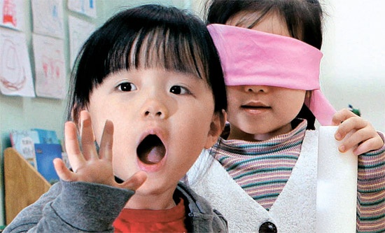 ソウル・淑明（スクミョン）女子大学付設乳児院で３日、子どもたちが出て他人を理解する「反偏見プログラム」状況劇をしている。