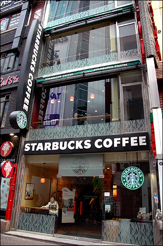 コーヒー豆の輸入額が５億ドルを記録し、過去最高となった２０１１年。ＳＴＡＲＢＵＣＫＳやＴｈｅ　ＣｏｆｆｅｅＢｅａｎ＆Ｔｅａ　Ｌｅａｆをはじめ、韓国ブランドのＨＯＬＬＹ’Ｓ　ＣＯＦＦＥＥ、Ａｎｇｅｌ－ｉｎ－ｕｓ　Ｃｏｆｆｅｅ、ｃａｆｆｅ　ｂｅｎｅなど主要カフェチェーンも出店数を勢いよく伸ばしています。