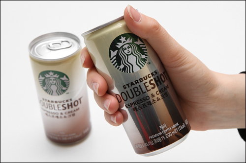 本格コーヒーが１５００ウォンとお手ごろ価格で手に入る「ＳＴＡＲＢＵＣＫＳダブルショット」シリーズの缶コーヒーも評判です。種類はエスプレッソ＆クリーム、アメリカーノ、マキアートの３つ。マキアートは世界最初に韓国で販売され注目を浴びました。