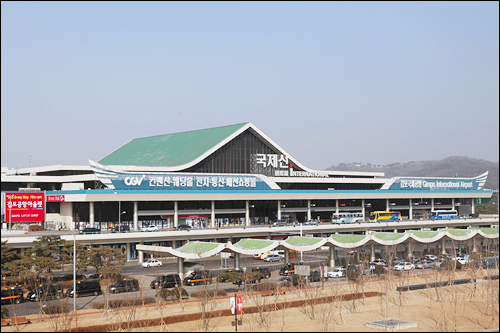 ソウル中心部からのアクセスが便利な金浦（キンポ）国際空港。羽田空港と関西国際空港からの定期便も運行しており、毎日多くの人が利用しています。 