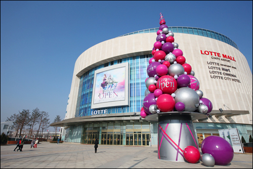 金浦国際空港の隣に先月、韓国最大規模の複合型ショッピングモール「ロッテモール金浦空港」がオープン。百貨店、大型マート、ショッピングモール、映画館、ホテル、文化ホールなど多様な施設が集まっています。