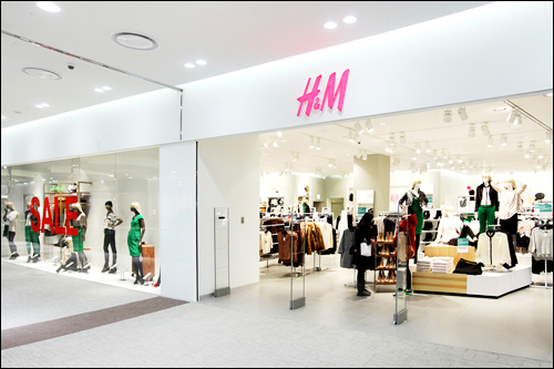 ショッピングモールには書店やコスメショップ、フードコートの他、Ｈ＆Ｍを始めとしたＳＰＡブランドショップが入店。隣接したロッテマートにはトイザらスもあり、子供から大人まであちこちに目移りしてしまいそうです。