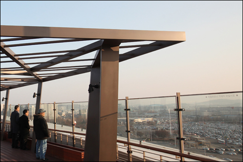 モールの中央部分は百貨店となっており、６階屋上にはスカイパークを設置。ショッピングの休憩がてら立ち寄るのにオススメで、金浦国際空港を一望することもできます。