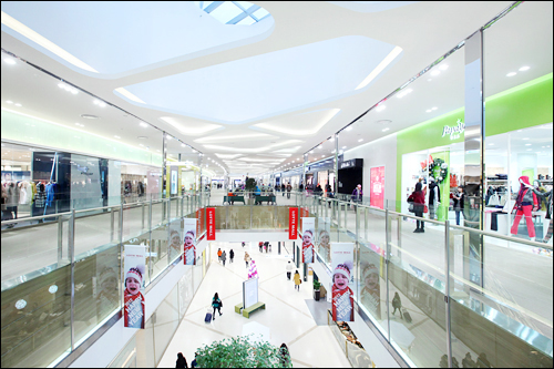 ソウル近郊の新スポットとして早速注目を集めている「ロッテモール金浦空港」。施設の詳しい内容については、後日、コネスト記事で紹介予定。金浦国際空港ご利用の際はぜひ一度、お立ち寄りください。