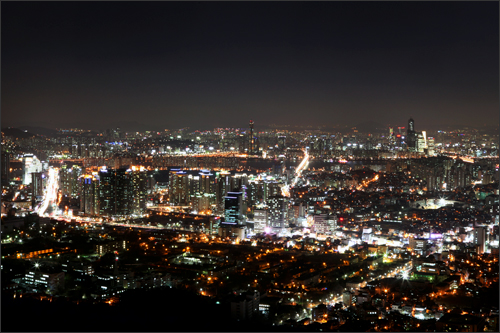 ソウルの中心に位置し、代表的な観光名所でもある「Ｎソウルタワー」。人気デートコースの一つで、ソウルの街並みや漢江（ハンガン）を望める展望台からの夜景がとてもロマンチックです。 