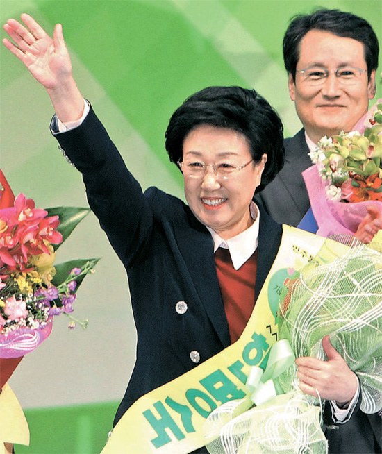 韓明淑（ハン・ミョンスク）候補が１５日、民主統合党代表に確定した後、手をあげて党員にあいさつしている。