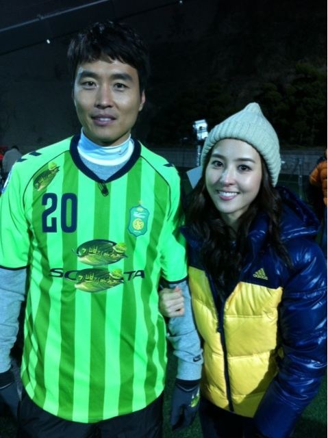サッカー選手の李東国（イ・ドングク、左）と女優のハン・ヘジン（写真＝ハン・ヘジンのツイッター）。