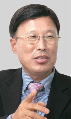 北韓資源研究所のチェ・ギョンス所長（５６）。