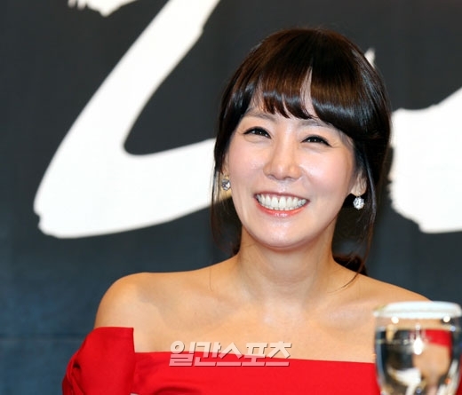 ２６日、ソウル江南区論硯洞（カンナムグ・ノンヒョンドン）のインペリアルパレスホテルで行われたドラマ「韓半島」の制作発表会で笑顔を見せる女優のキム・ジョンウン。