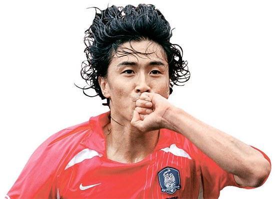 １月３１日、現役引退した安貞桓（アン・ジョンファン、３６）。０２年韓日ワールドカップ（Ｗ杯）でゴールを決めたときに指輪にキスをして“指輪の帝王”と呼ばれた。