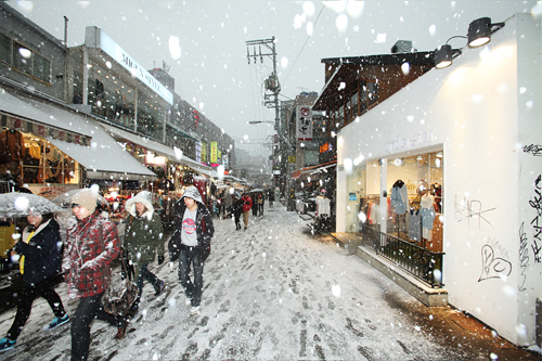 全国的に雪の予報だった昨日。午前中は曇り空でしたが、午後３時ごろから雪が降りはじめたソウルの街。 