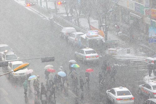 ３時半ごろには目をあけると雪が目に入るほどの、吹雪となりました。