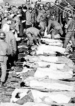 １９６８年１月２５日のゲリラ遺体公開当時、他の遺体とは違って頭部が布で巻かれた遺体が見える（下から３番目）。当時、メディアはこれを「頭のない遺体」と報じた。