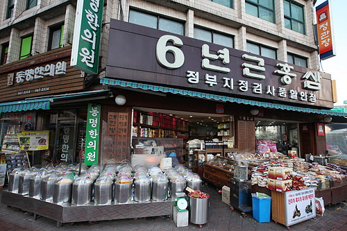 連日、氷点下の気温が続くソウル。冷たい空気に触れ、お肌の乾燥に悩まされるこの季節にぴったりなのが韓方（ハンバン）パックです。やってきたのは韓国最大の韓薬剤市場である「京東市場（キョンドンシジャン）」！