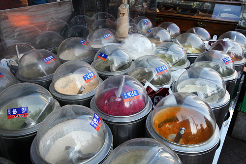 こちら「東明人参（トンミョンインサム）」（位置）では、お店で直接調合する韓方の粉が全部で２０種類以上並びます。