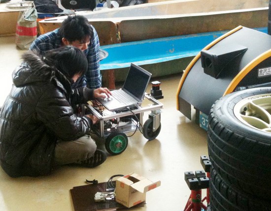 金沢工大の学生らが「夢の部屋」と呼ばれる夢考房実習室で太陽熱自動車作りの実習をしている。ここにはエンジニア２０人が常駐して学生たちのプロジェクトを助けている。