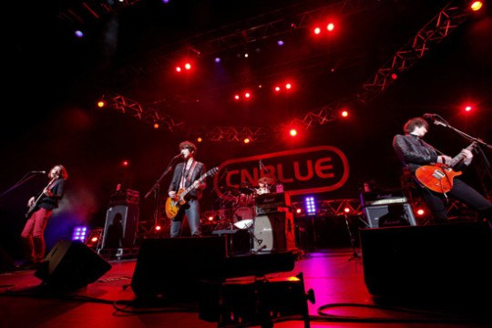 男性バンドＣＮＢＬＵＥ（シーエヌブルー）のライブ公演の様子。