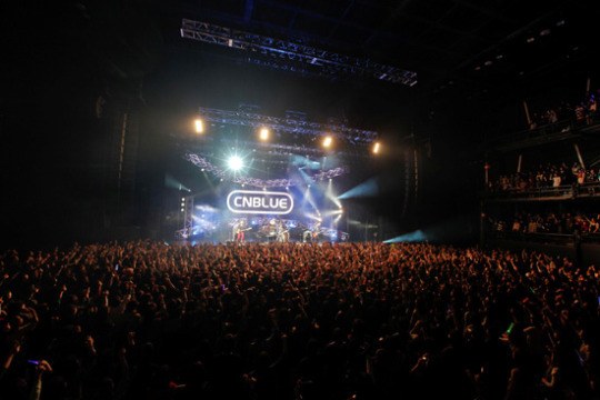 男性バンドＣＮＢＬＵＥ（シーエヌブルー）のライブ公演の様子。