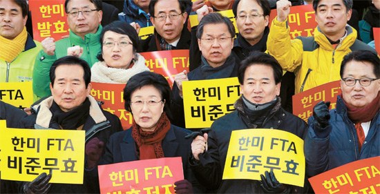民主統合党指導部と議員、総選挙立候補者が８日、ソウル・世宗（セジョン）文化会館で「韓米ＦＴＡ発効手続きを中断せよ」というスローガンを叫んでいる。
