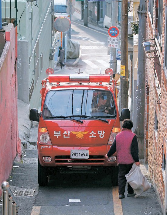 狭い路地の火災にも心配なし ミニ消防車登場 韓国 釜山 Joongang Ilbo 中央日報