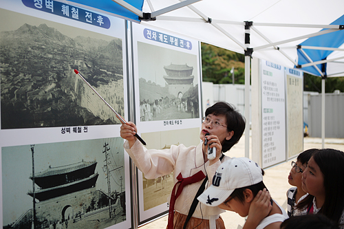 ２００９年８月より毎週土・日曜日には、崇礼門の復旧現場の見学会も開催。外国人でも当日受付で見学が可能（先着５名）で、専門の案内員から崇礼門の歴史や復元過程の説明を聞くことができます。