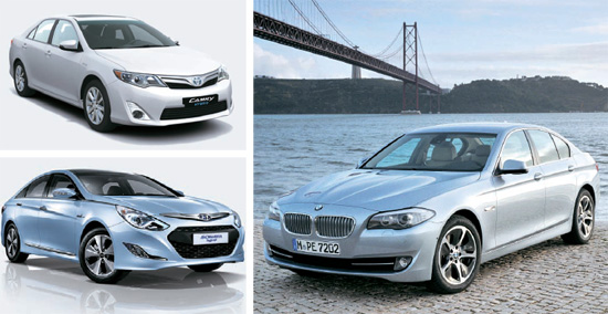 今年上半期に韓国ハイブリッド車市場で競争を始めたトヨタのニューカムリハイブリッド（左上）と現代（ヒョンデ）車のソナタハイブリッドスマート（左下）。 春に登場するＢＭＷのアクティブハイブリッド５（右側の写真）はＢＭＷ５シリーズを基盤としている。