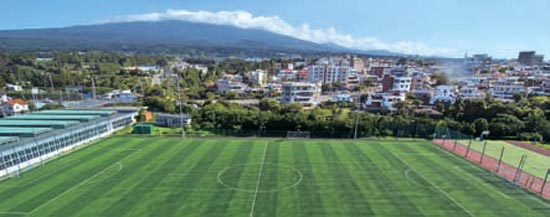 漢拏山が見渡せる西帰浦コルメ球場。 （写真＝西帰浦市提供）