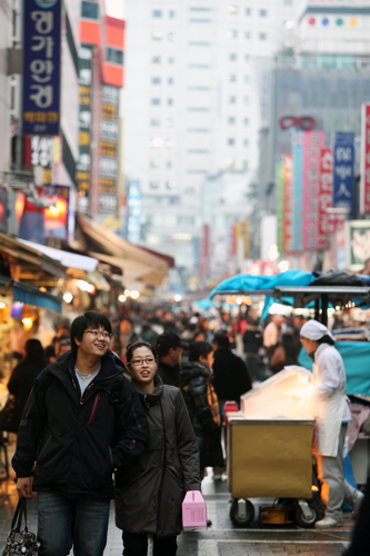 昔ながらの美味しいものに出会える場所といえば、市場。ソウルの歴史ある市場へ、名物のおやつを食べに出かけました。 