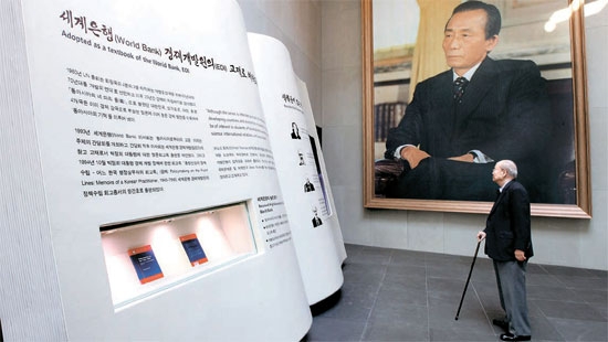 「朴正熙（パク・チョンヒ）大統領　記念・図書館」の開館を１日前に控えた２０日、金正リョム（キム・ジョンリョム）朴正熙大統領記念事業会長が、記念館第１展示室を見回している。