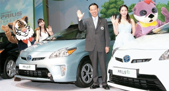 新車発表会で中林社長（右から２人目）があいさつしている。