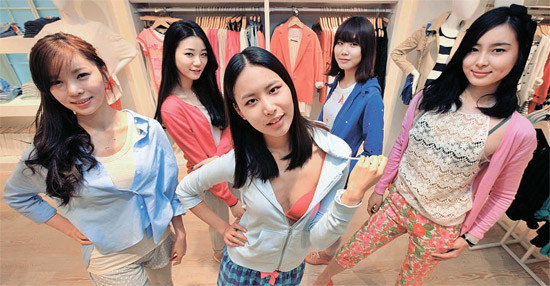 第一毛織のＳＰＡブランド「８ｓｅｃｏｎｄｓ」が２３日にソウル新沙洞（シンサドン）街路樹通りに、２４日にはソウル明洞（ミョンドン）に店舗をオープンする。 男性服、女性服、デニム、ラウンジウエア、アクセサリーなどをそろえている。 第一毛織は「感覚的ながらも韓国人の体型に合った製品で、５年以内にユニクロの売上高に追いつくのが目標」と明らかにした。