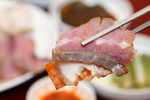 そんなホンオの代表料理が、ホンオ三合(サマッ)。蒸した豚肉と発酵の進んだキムチを一緒に食べることで、アンモニア臭が中和されると同時に、ホンオの旨味が引き立ちます。