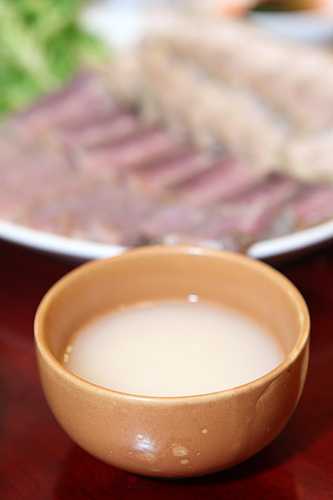 ホンオと一緒に飲むお酒として代表的なのが、マッコリ。ホンオの旨味と微炭酸の効いたマッコリのさわやかな味が相性抜群なのだとか。韓国の臭～い異色フード、皆さんも一度挑戦してみてはいかがでしょうか。