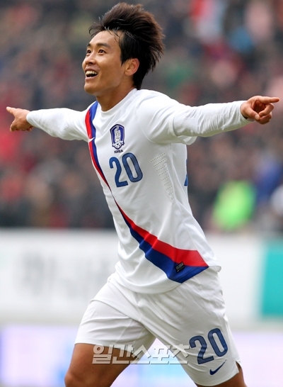 サッカー 李東国が２ゴール 韓国がウズベク戦で勝利 Joongang Ilbo 中央日報