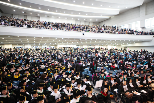 １４時から始まった卒業式。卒業生はガウンと帽子を身にまとい、卒業する喜びと別れの悲しみ、新しいスタートへの不安などを抱きながら式に臨みます。