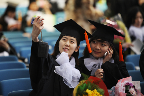 「私たちの友情は変わらないよ」と、記念撮影。