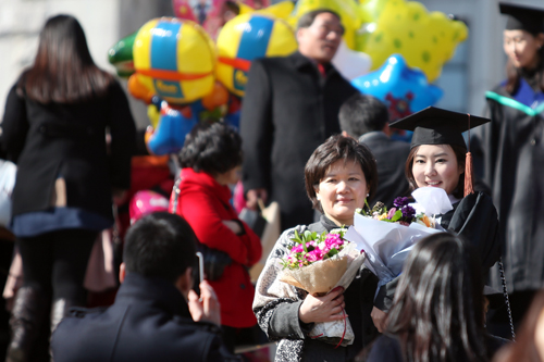 ２月の卒業式が終わると、３月には新入生が入学し新学期が始まります。新たなスタートが日本よりも１ヶ月早い韓国。夢と希望に満ち溢れた卒業生のみなさん、卒業チュッカヘヨ（おめでとうございます）！ 