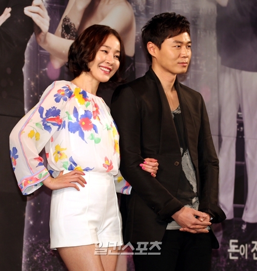 オム・ジウォンとヨン・ジョンフンが２７日、ドラマ「愛もお金になりますか」の制作発表会場の６３ＣＩＴＹコンベンションセンターで 、笑顔で写真撮影に応じている。